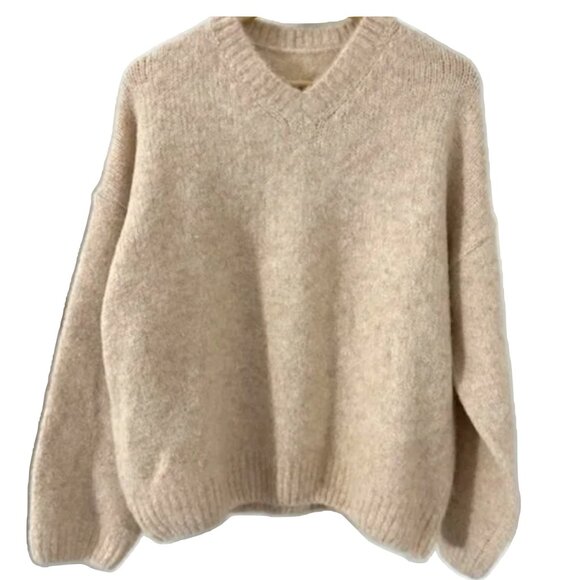 Sweaters - NWOT - Creamy V Neck Sweater - M